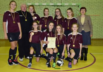MERGAIČIŲ FUTBOLO KOMANDA – TARPZONINIŲ VARŽYBŲ PRIZININKĖ