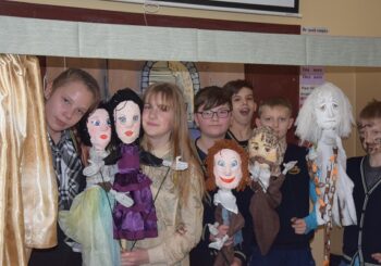 MOKYKLOS LĖLIŲ DRAMOS TEATRO BŪRELIS JAU PARODĖ PIRMUOSIUS VAIDINIMUS