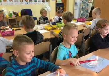 KVIEČIAME TEIKTI PRAŠYMUS MOKYTIS MŪSŲ MOKYKLOJE!