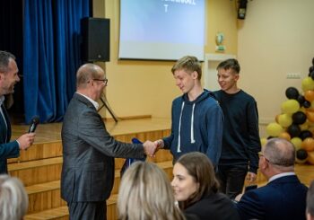 SU MOKINIAIS SUSITIKO DRUSKININKŲ MERAS R.MALINAUSKAS SU KOMANDA