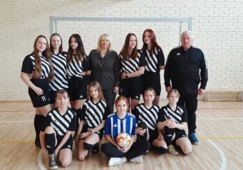 MŪSŲ MOKYKLOS MERGINŲ FUTBOLO KOMANDA – GERIAUSIA REGIONE!