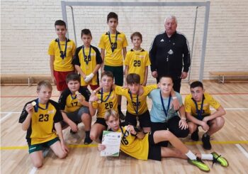 IŠKOVOTA PERGALĖ TARPMOKYKLINĖSE BERNIUKŲ FUTBOLO VARŽYBOSE